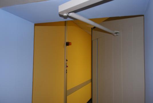 Swing door with connecting arm between the door leaf and the mechanism.