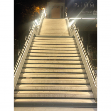 Main courante LED escalier gare SNCF